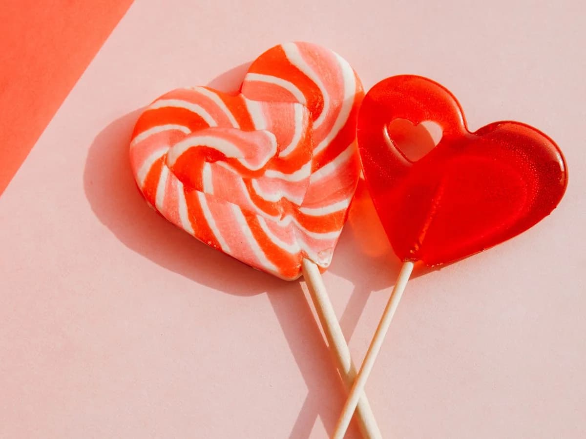 مصاصة مع لعبة مفاجئة وحلوى — Popbon Lolly Tube وPopbon Cornet