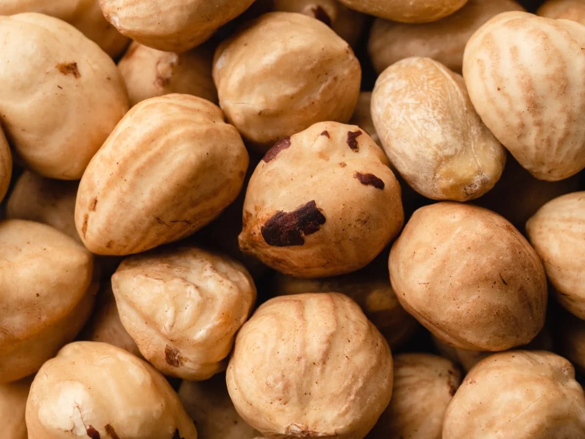 البندق المقشور (المبيّض)