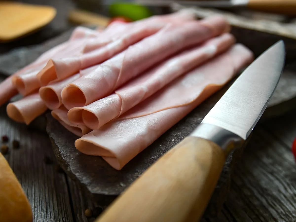 Tulkarem Zeytinli Füme Dana Mortadella — 500 g / 1 kg / 2,5 kg